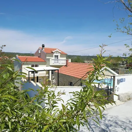 Feriehus House Milovic *